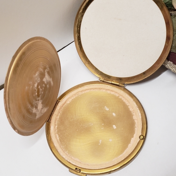 Vintage Elgin American Etched Compact - Picture 4 of 10